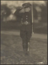 [Petit garçon en uniforme]