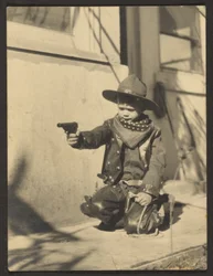 [Petit garçon en tenue de cow-boy]