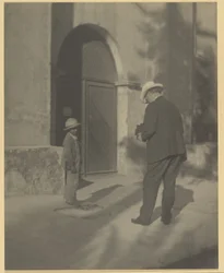 Homme photographiant un enfant pauvre