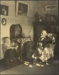 [Homme et garçon assis dans un bureau]