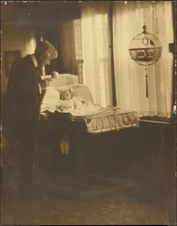[Un homme et un bébé avec une cage à oiseaux]