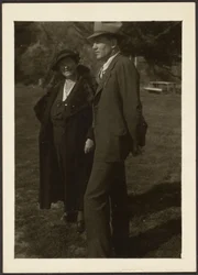 [Homme et femme debout dans l