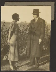 [Homme et femme à la haie]