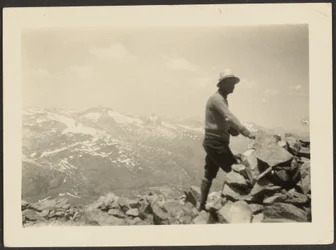 [Homme dans un paysage montagneux]
