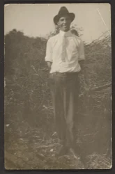 [Homme dans un fourré]