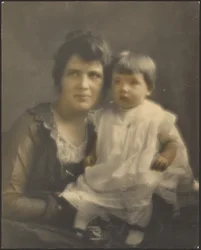 [Une mère et son enfant en robe blanche]