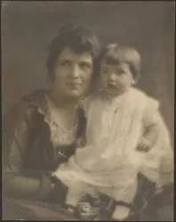 [Mère et enfant en robe blanche]