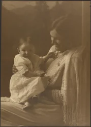 [Mère avec châle et nourrisson]