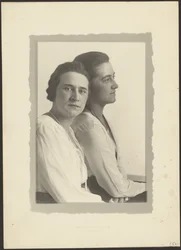 [Portrait de deux femmes sur fond blanc]