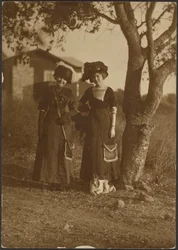 Portrait de deux femmes élégamment vêtues dans l