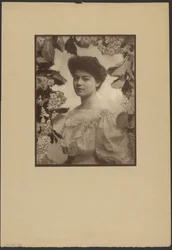 [Portrait de femme avec bordure florale peinte]