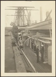 [Pont de navire avec des marins]