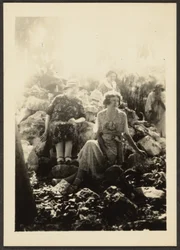 [Trois femmes sur les rochers]