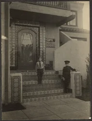 [Deux garçons devant l