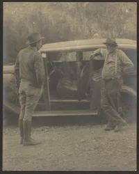 [Deux hommes devant une voiture]