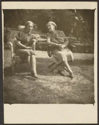 [Deux femmes assises sur des chaises de jardin]