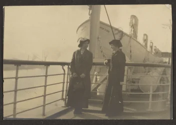 [Deux femmes sur un quai]