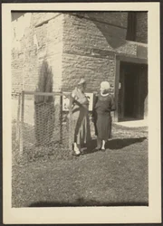 [Deux femmes devant le bâtiment]