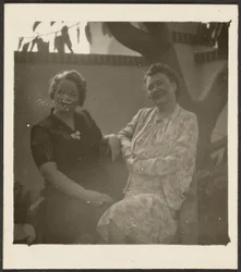 [Deux femmes dans un jardin]