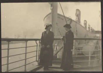 [Deux femmes sur un quai]