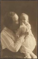 Femme embrassant un bébé