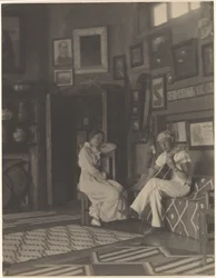 [Femme écoutant un homme jouer de la guitare]