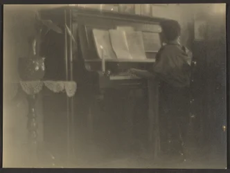 [Femme jouant du piano]