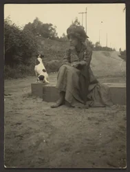 [Femme assise avec un chien]