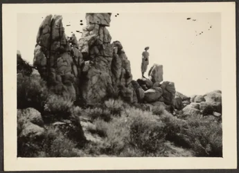 [Femme debout sur des rochers]