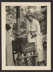 [Femme utilisant un réchaud d