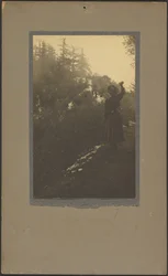 [Femme saluant dans les bois]