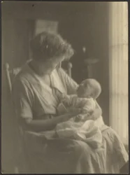 [Femme et enfant dans un fauteuil à bascule]