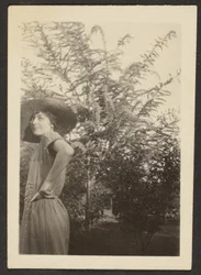 [Femme au chapeau debout dans un verger]