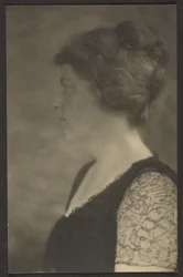 [Femme de profil]