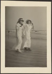 [Femme en robes blanches sur la plage]