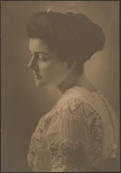 Femme en robe blanche brodée