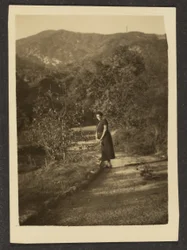 [Femme sur le chemin]