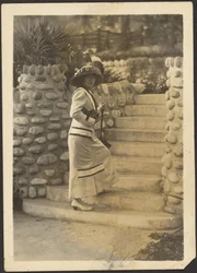 [Femme avec appareil photo sur les marches]