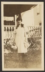 [Femme avec panier de pique-nique]