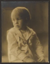 [Jeune garçon en costume de marin]