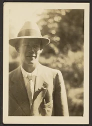 [Jeune homme au chapeau fedora]