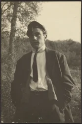 [Jeune homme dans un champ]