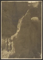 [Jeunes femmes à Rocky Ravine]