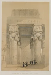 Vue depuis le portique du temple de Dendera