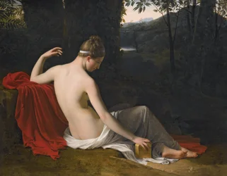 Pandora allongée dans un paysage boisé