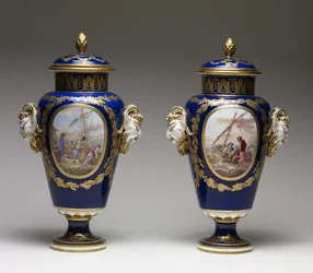 Paire de vases (porcelaine tendre avec peinture et dorure)