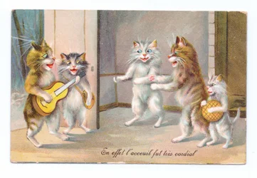 Carte postale édouardienne représentant un chat jouant de la guitare avec trois autres chats et un chaton, vers 1910