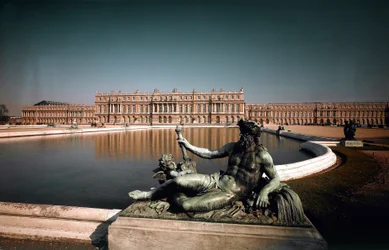 Vue de la façade et des fontaines du parc du château de Versailles