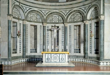Abside en marbre et crucifix en terre cuite