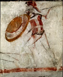 Un guerrier avec une lance et un bouclier. Fresque lucanienne du IVe siècle av. J.-C., provenant de la Tombe du Cavalier, site de Paestum, Italie. Museo Nazionale Archeologico, Paestum